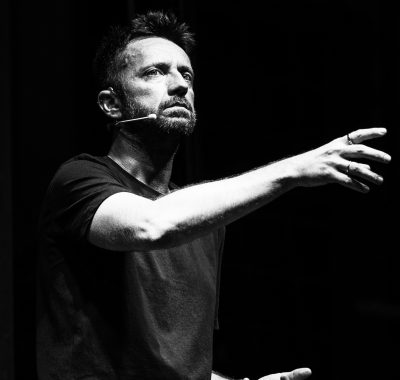 Andrea Scanzi durante uno spettacolo